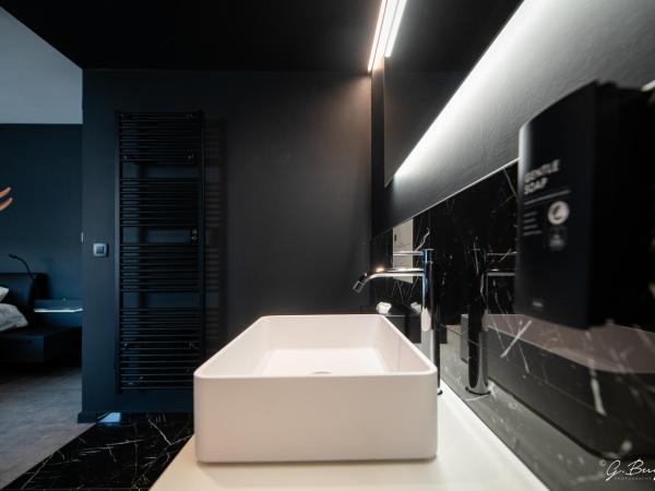 Boutique Hôtel, La Cour de la Reine, Rooftop city center : photo 3 de la chambre suite deluxe avec baignoire spa