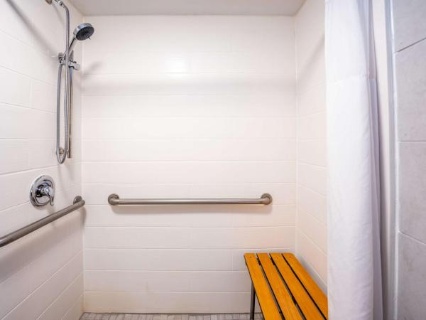 Best Western Plus Houston Energy Corridor : photo 4 de la chambre chambre lit king-size avec douche accessible en fauteuil roulant - adaptée aux personnes à mobilité réduite