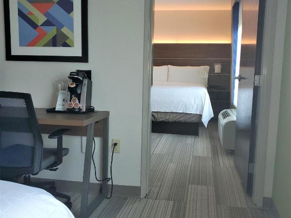 Holiday Inn Express & Suites San Antonio West Sea World Area, an IHG Hotel : photo 1 de la chambre suite 2 chambres avec 1 lit king-size et 2 lits queen-size