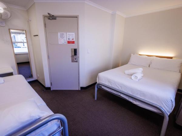 YHA Adelaide Central : photo 3 de la chambre double plus one with shared bathroom