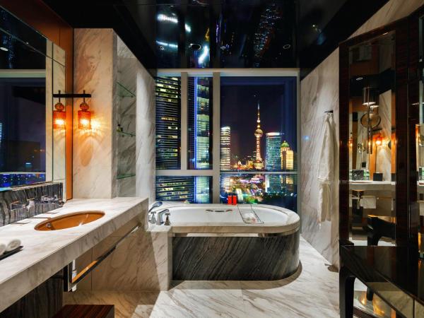 Regent Shanghai Pudong - Complimentary first round minibar per stay - including a bottle of wine - enjoy the internet without any pressure : photo 5 de la chambre 1 of bedroom suite pearl view
