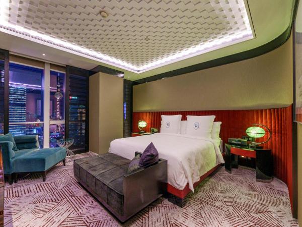 Regent Shanghai Pudong - Complimentary first round minibar per stay - including a bottle of wine - enjoy the internet without any pressure : photo 4 de la chambre 1 of bedroom suite pearl view