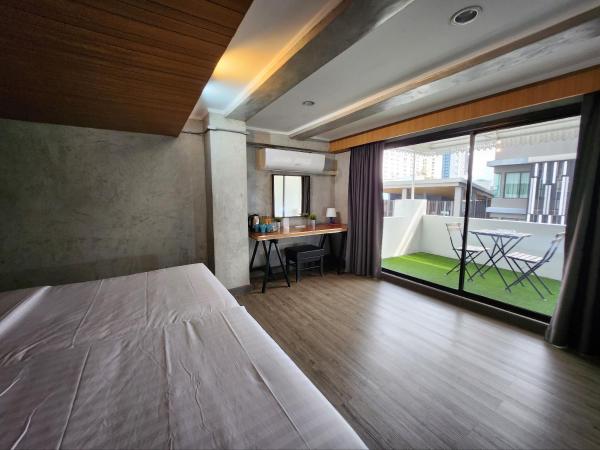 White Palace Bangkok : photo 9 de la chambre suite familiale avec balcon