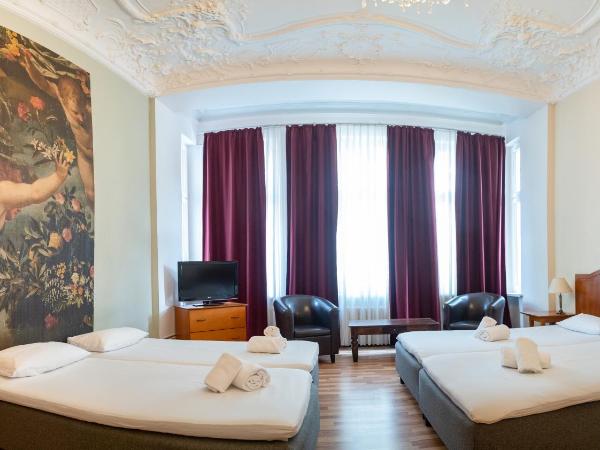 Safestay Berlin Kurfurstendamm : photo 1 de la chambre chambre quadruple avec salle de bains