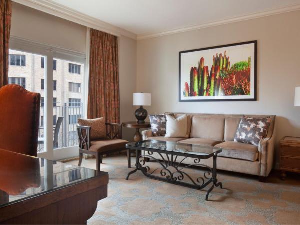 The Westin Riverwalk, San Antonio : photo 1 de la chambre corner suite, 1 bedroom suite, king, corner room, balcony