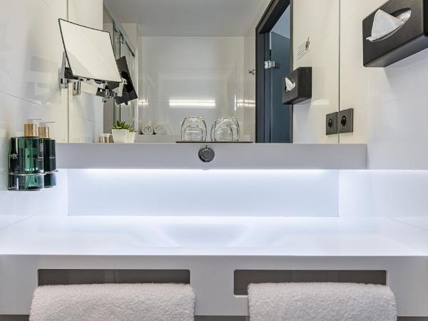 Hôtel B55 : photo 10 de la chambre chambre double ou lits jumeaux avec douche