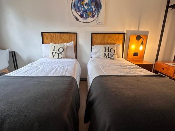 Hostel Sweet Home Palermo Soho : photo 3 de la chambre chambre double ou lits jumeaux avec salle de bains privative externe