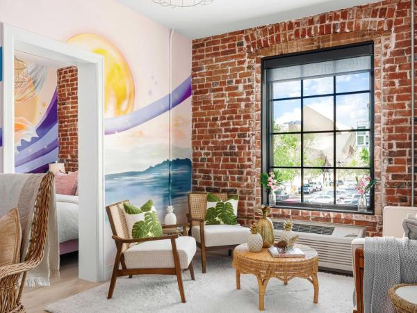 The Acoma House : photo 10 de la chambre amanda wolf art suite 210