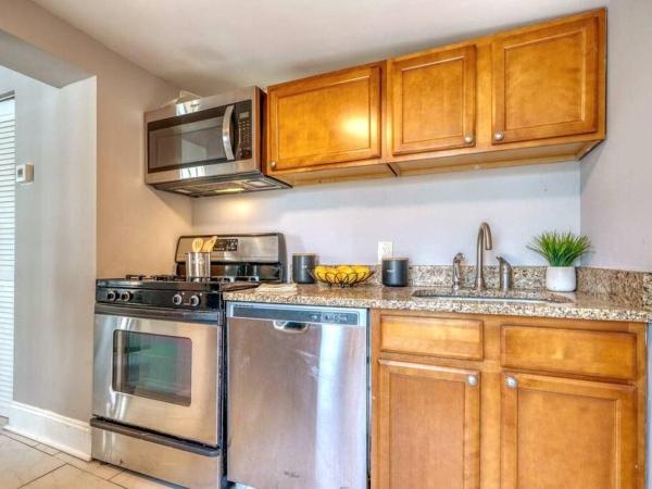 Budget Bed Room near Downtown Inner Harbor w Free Parking : photo 5 de la chambre chambre double avec salle de bains commune