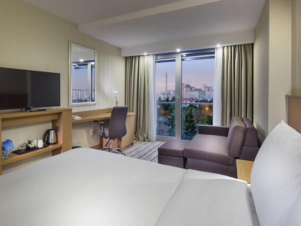 Hampton by Hilton Istanbul Atakoy : photo 2 de la chambre chambre lit queen-size avec canapé-lit