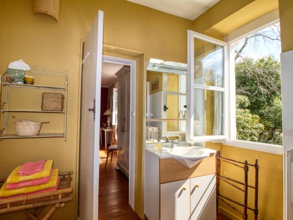 Mas d'Escattes : photo 7 de la chambre chambre double ou lits jumeaux - vue sur jardin