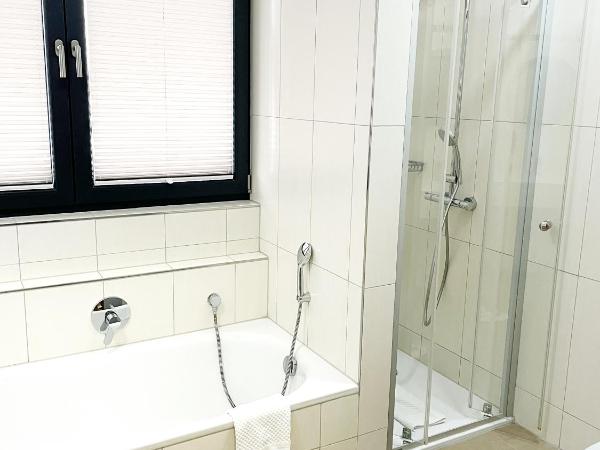 Naam Hotel & Apartments Frankfurt City-Messe Airport : photo 1 de la chambre suite avec balcon