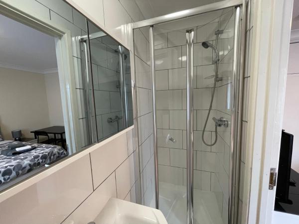 Kensal Lodge 2 Guest House : photo 5 de la chambre chambre double avec salle de bains privative