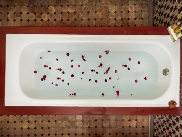 Riad Tizwa Fes : photo 1 de la chambre spacieuse chambre double - vue sur terrasse