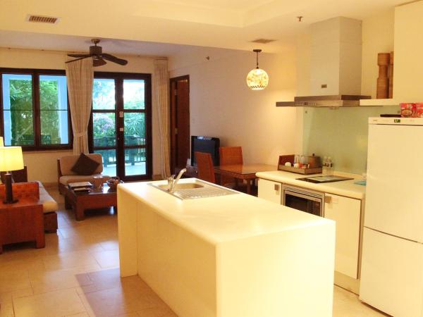 Aegean Suites Sanya Yalong Bay Resort : photo 8 de la chambre suite 2 chambres avec cuisine, ustensiles et lave-linge/sèche-linge - vue sur jardin