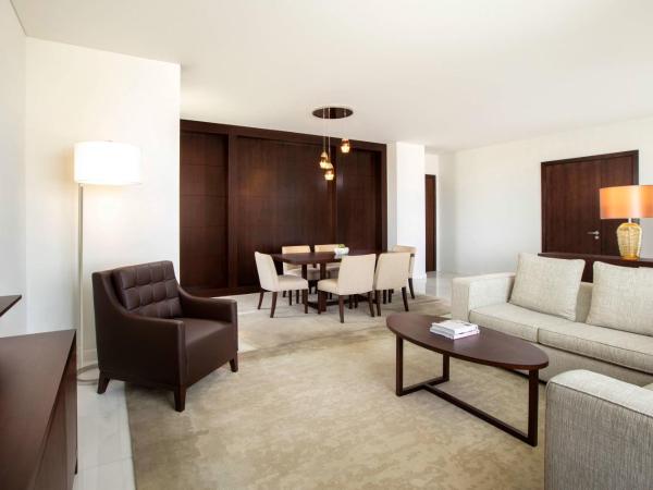 JW Marriott Hotel Muscat : photo 2 de la chambre suite luban avec accès au salon 24h/24