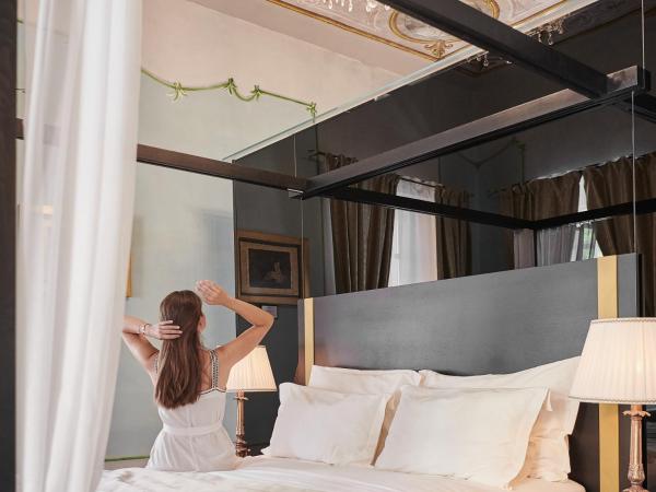 King Kresimir Heritage Hotel : photo 8 de la chambre chambre ancienne