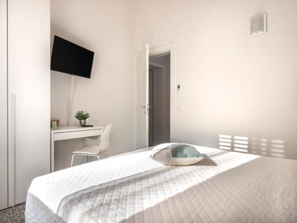 Zuara9Room Rimini : photo 5 de la chambre chambre double avec salle de bains privative séparée