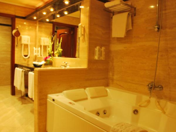 Hotel Conde Ansúrez By Almia Hoteles : photo 9 de la chambre suite deluxe avec baignoire spa