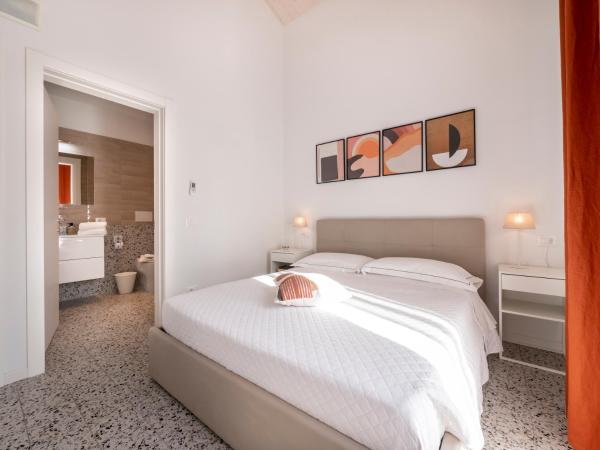 Zuara9Room Rimini : photo 7 de la chambre chambre lit king-size avec balcon