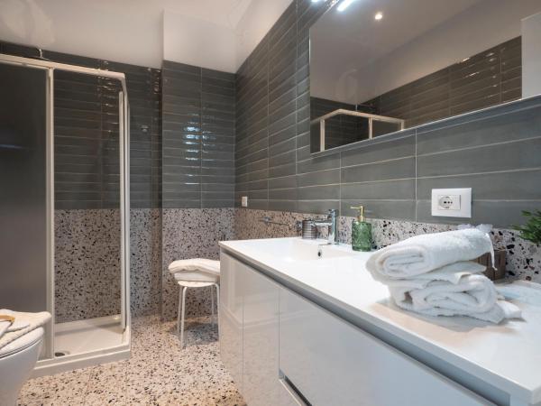 Zuara9Room Rimini : photo 6 de la chambre chambre double avec salle de bains privative séparée