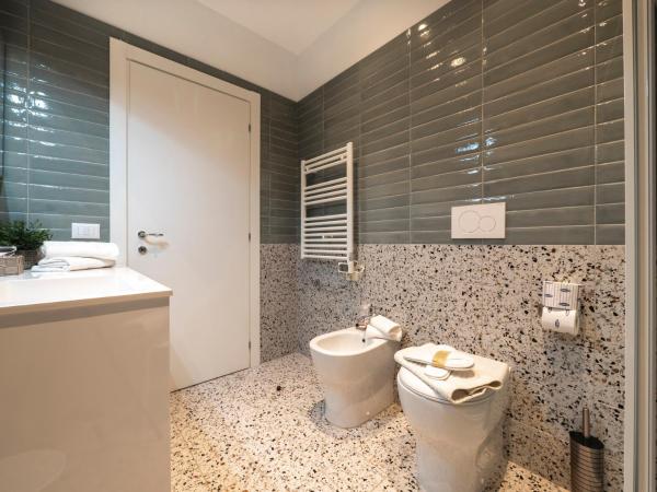 Zuara9Room Rimini : photo 7 de la chambre chambre double avec salle de bains privative séparée