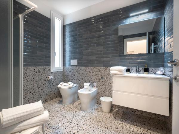Zuara9Room Rimini : photo 5 de la chambre chambre double avec salle de bains privative
