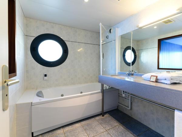 Hotel Le Pavillon Bleu : photo 2 de la chambre suite junior - vue sur lac