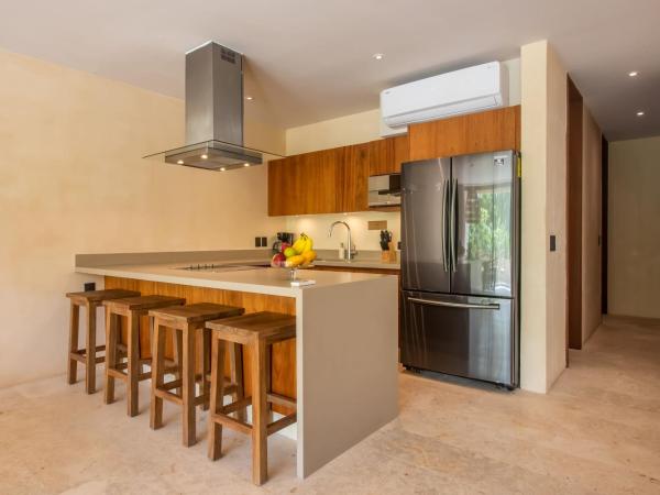 Copal Tulum Hotel : photo 6 de la chambre appartement de luxe jungle 2 chambres avec 1 lit king-size, 2 lits simples, 1 canapé-lit king-size et terrasse - vue sur jardin