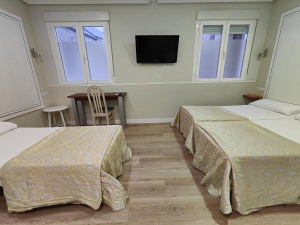 Hostal Madrid : photo 1 de la chambre chambre triple arriere