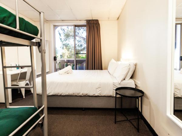 YHA Adelaide Central : photo 2 de la chambre queen plus two balcony with ensuite