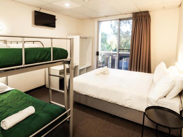 YHA Adelaide Central : photo 1 de la chambre queen plus two balcony with ensuite