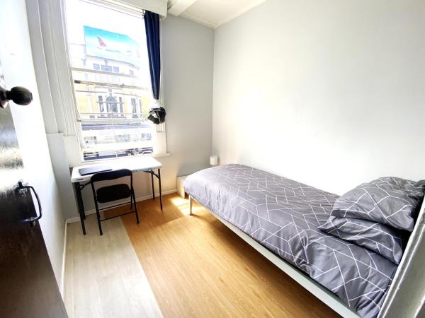 215 Edinburgh Castle : photo 2 de la chambre chambre simple avec toilettes et douche communes