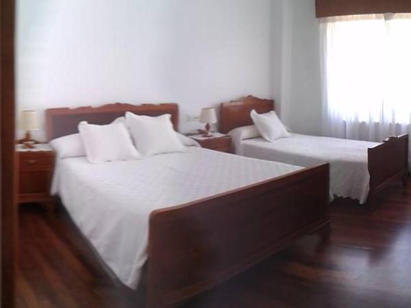 Hostal Pumar : photo 8 de la chambre chambre triple avec salle de bains commune - vue sur jardin