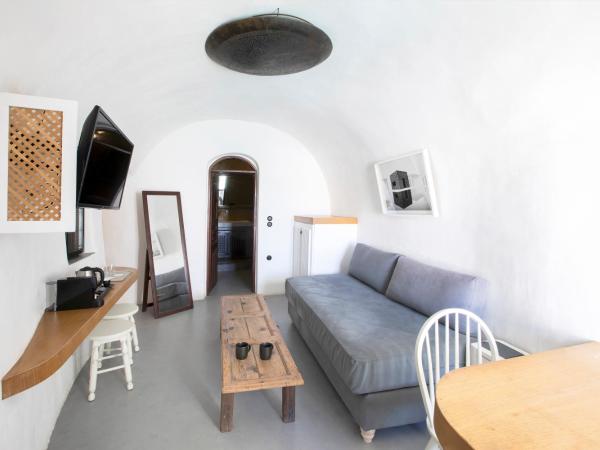 Ducato di Oia - Adults Only : photo 3 de la chambre chambre double avec petite piscine commune et vue partielle sur la caldera