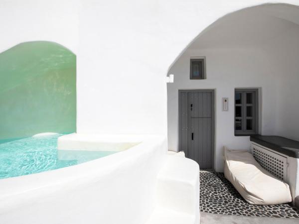 Ducato di Oia - Adults Only : photo 4 de la chambre suite supérieure avec petite piscine extérieure et vue sur caldeira