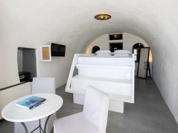 Ducato di Oia - Adults Only : photo 7 de la chambre suite supérieure avec petite piscine extérieure et vue sur caldeira