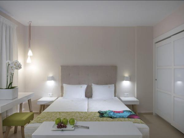 Petra Beach Hotel : photo 6 de la chambre appartement supérieur - vue sur mer et piscine - 1er Étage