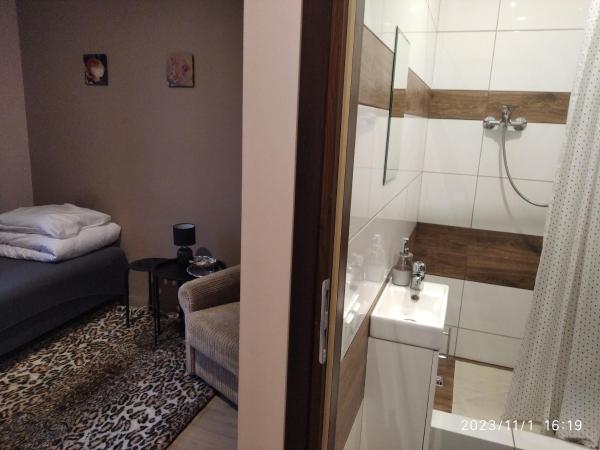 Hotelik rodzinny 365 pokoje z łazienkami : photo 2 de la chambre chambre simple avec salle de bains