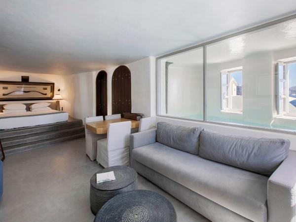 Ducato di Oia - Adults Only : photo 4 de la chambre suite deluxe avec petite piscine intérieure et vue sur caldeira