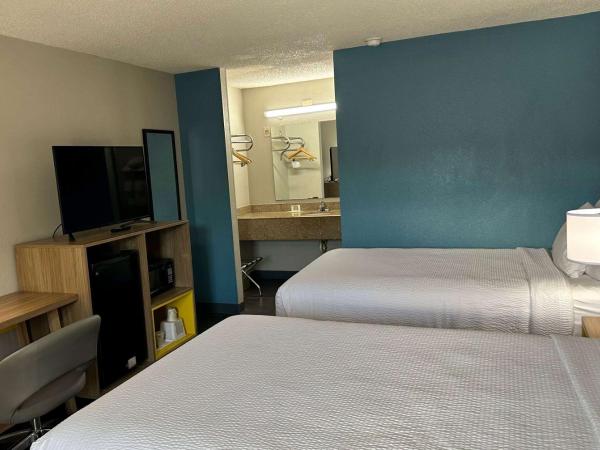 Days Inn by Wyndham Columbia NE Fort Jackson : photo 1 de la chambre chambre double avec 2 lits doubles - fumeurs
