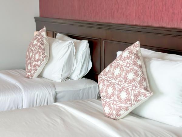 Grand Supicha City Hotel - SHA Plus : photo 7 de la chambre chambre lits jumeaux avec salle de bains privative