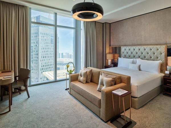 Waldorf Astoria Dubai International Financial Centre : photo 10 de la chambre chambre lit king-size de luxe avec vue sur les toits de la ville