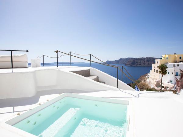 Ducato di Oia - Adults Only : photo 1 de la chambre chambre double avec bain à remous - vue partielle sur caldeira