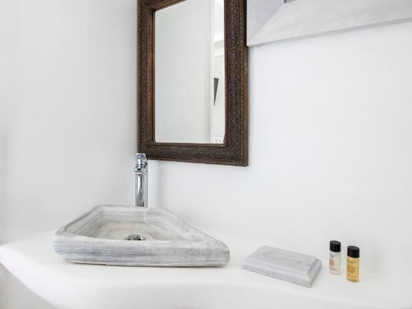 Ducato di Oia - Adults Only : photo 9 de la chambre chambre double avec bain à remous - vue partielle sur caldeira