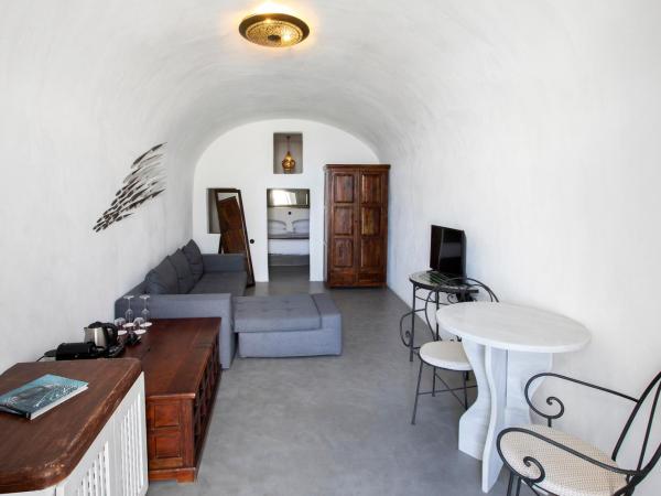 Ducato di Oia - Adults Only : photo 6 de la chambre chambre double avec bain à remous - vue partielle sur caldeira