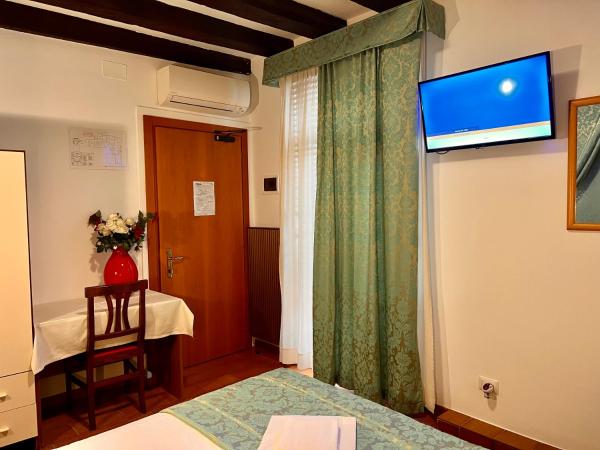 Hotel Canada : photo 1 de la chambre petite chambre double