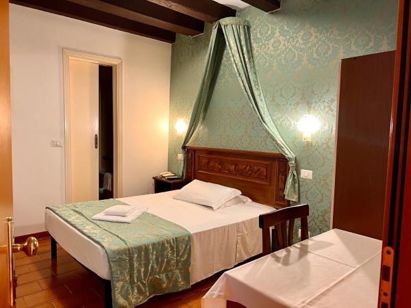 Hotel Canada : photo 4 de la chambre petite chambre double