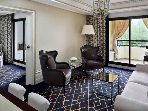 Fes Marriott Hotel Jnan Palace : photo 4 de la chambre suite junior avec 1 lit king-size, canapé-lit et balcon - vue sur jardin et piscine