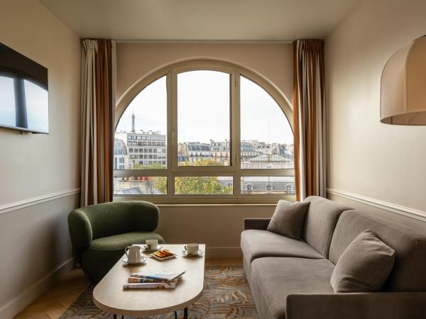 Royal Garden Champs-Élysées : photo 7 de la chambre suite junior avec terrasse - vue sur tour eiffel